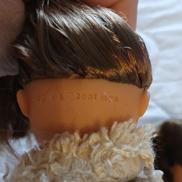 Bratz Dolls with Stylish Outfits - Picture 6 of 6